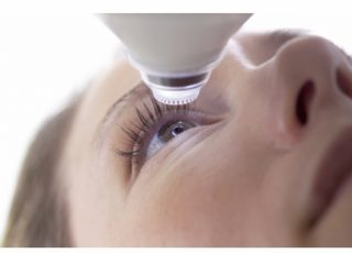 قرارگیری دستگاه فمتولیزیک روی چشم